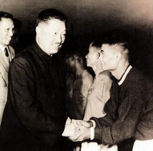 伟人足球情结:毛*东泽**踢门将,陈毅踢中锋,贺龙打造亚洲足球劲旅