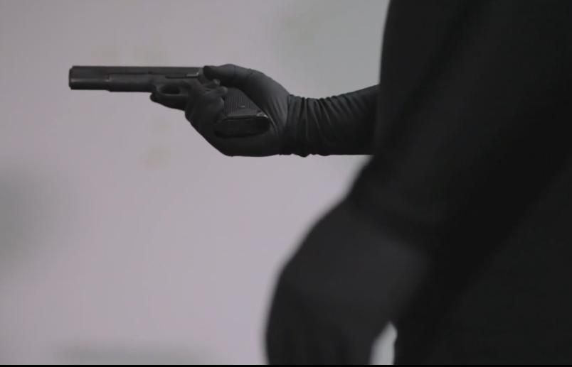 这纪录片太牛了，真实跟拍黑帮少年枪杀对手全过程，事先必买鞭炮