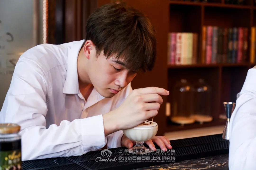 怎么样才能成为一名调酒师,你适合做发型师吗