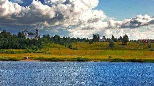 火车冒着黑烟呼啸而过,火车冒着浓烟从丛林出来