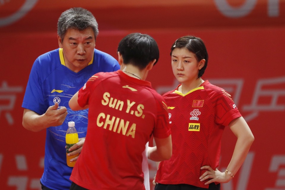 好闺蜜自拍的标准！莎莎：开美颜了吗？夺冠后的三金花合影很美！