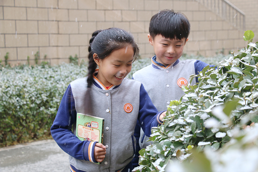 雪中的校园风景,坐落在雪山戈壁上的学校真美丽