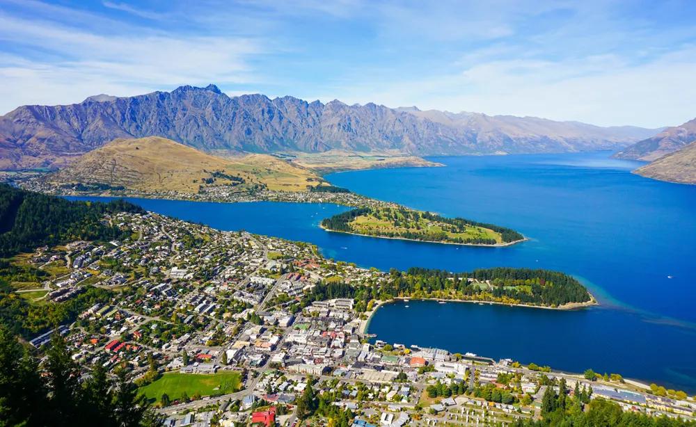 全身喷满防水喷雾,防晒美白嫩亮肌肤