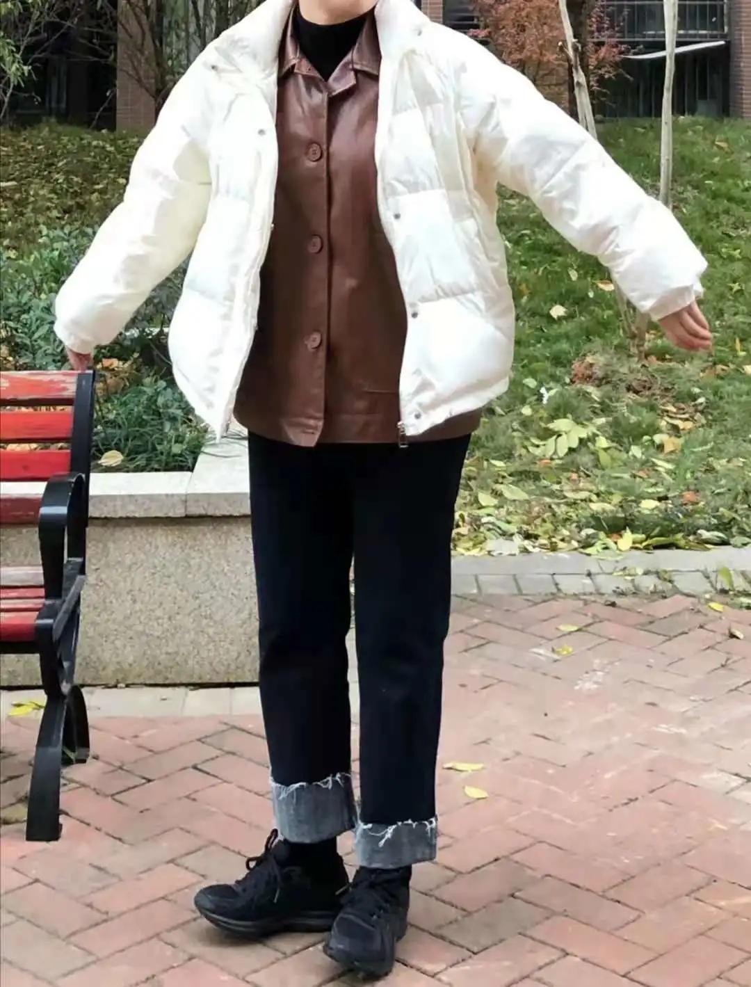 藏蓝色短款羽绒服搭配下装,短款收腰羽绒服适合配的下装