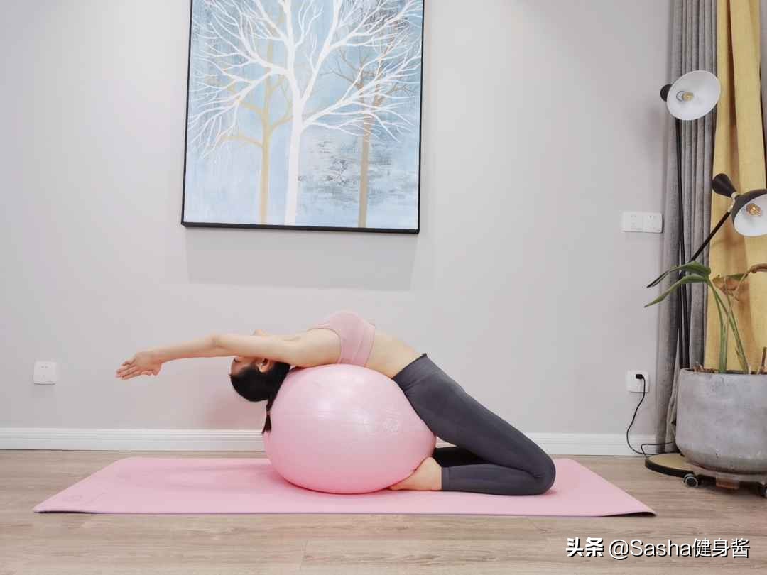 瑜伽球每天必练8个动作减肥,瑜伽球一招瘦全身