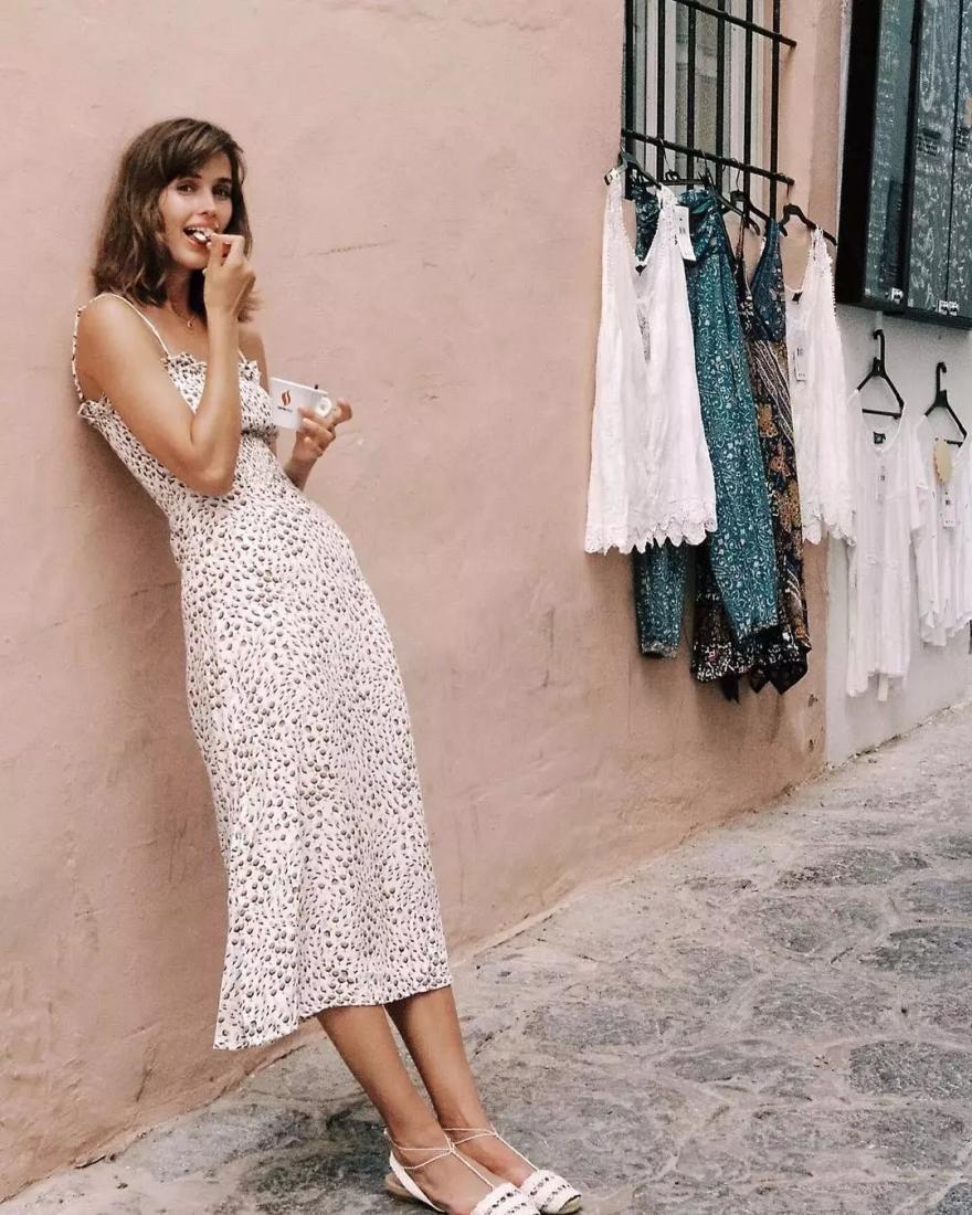 碎花裙这样穿又仙又美又洋气,春天必备的粉色系碎花裙来了