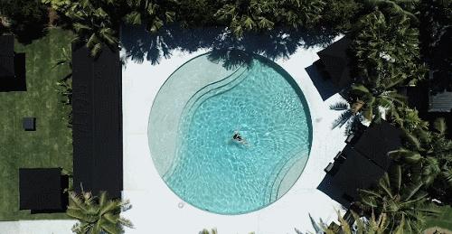 夏日清凉好去处泳池,夏日玩水胜地无边际泳池