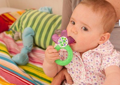 孩子爱咬玩具怎么引导,婴儿老是咬玩具可以阻止吗