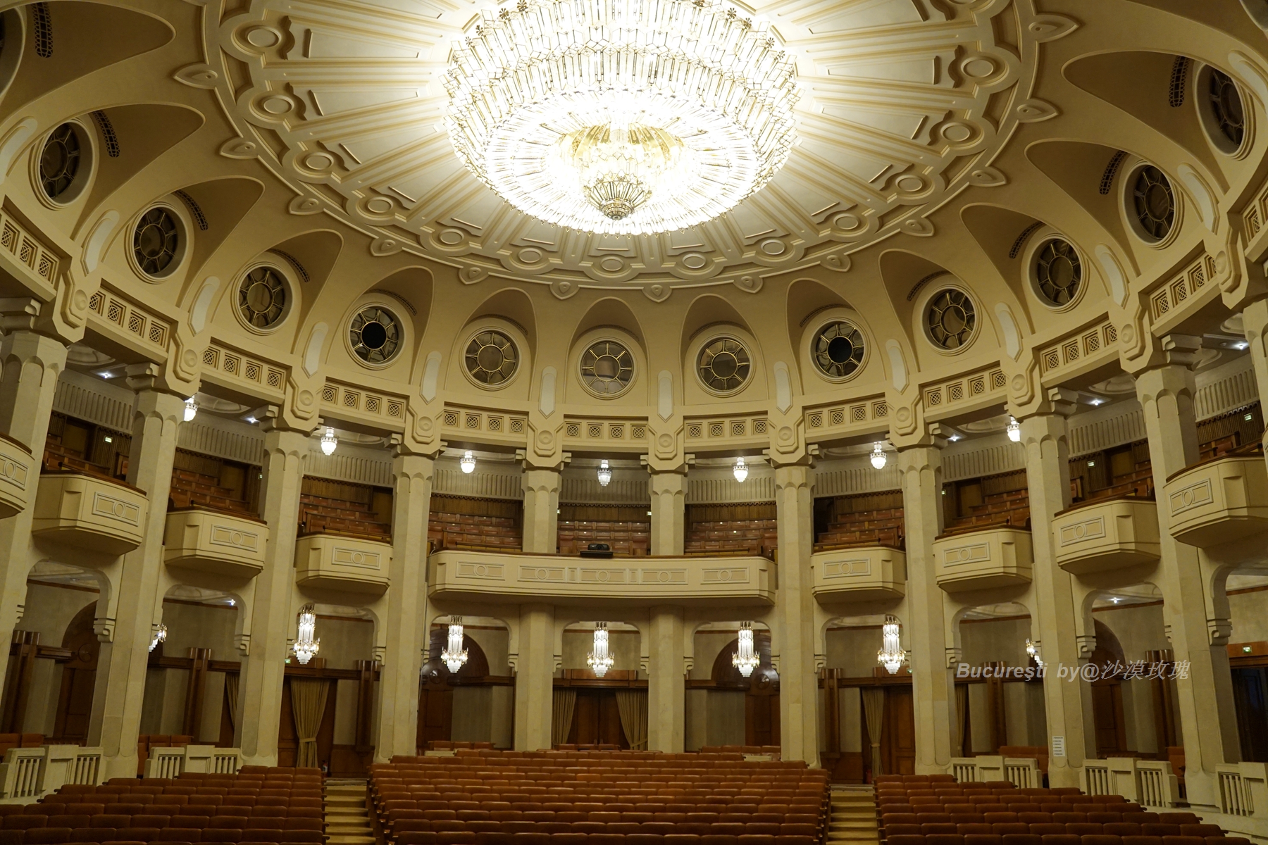 耗资100多亿的建筑里面非常壮观,耗资2亿最丑建筑