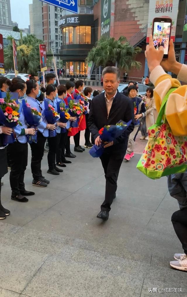 “火锅慰英天使，美酒敬英雄”，吴铭怀旧火锅欢迎英雄回家！