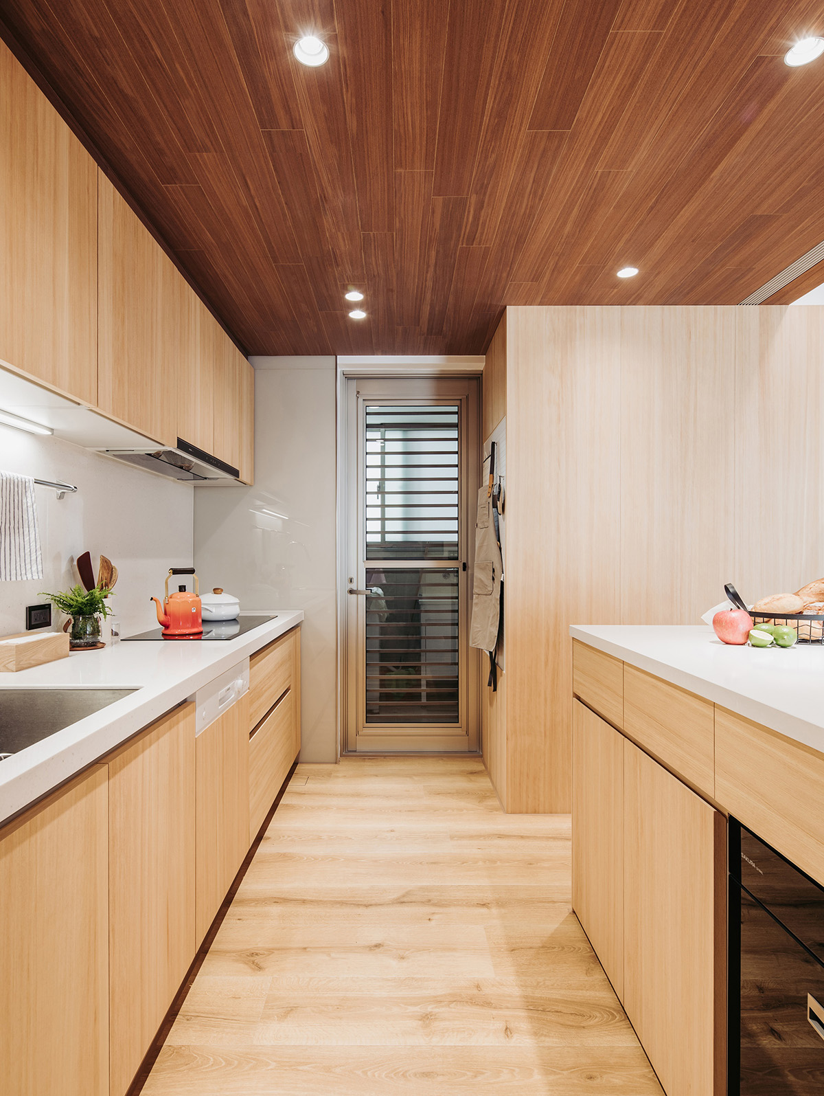 在日式原木家里，冲煮一杯咖啡，和猫一起度过漫漫时光