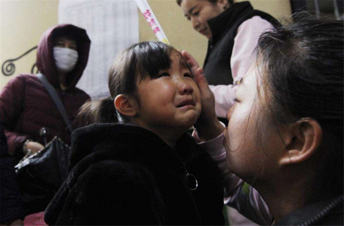 当孩子被同学欺负家长应该怎样做,被同学欺负父母劝你大度忍耐