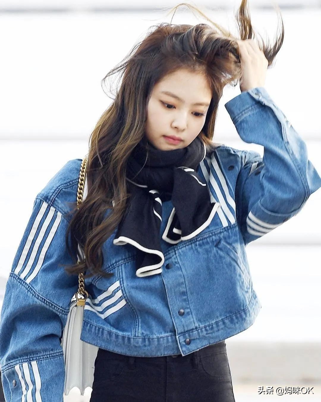 几种很火的围巾的新系法,比较短的围巾系大法