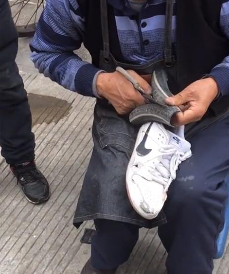 耐克限定款？四川一小伙鞋子破损拿去补，大爷用轮胎补鞋意外的潮
