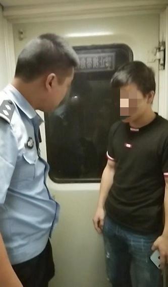 大学生火车上猥亵女童获刑1年受害女童改名转校父母离婚