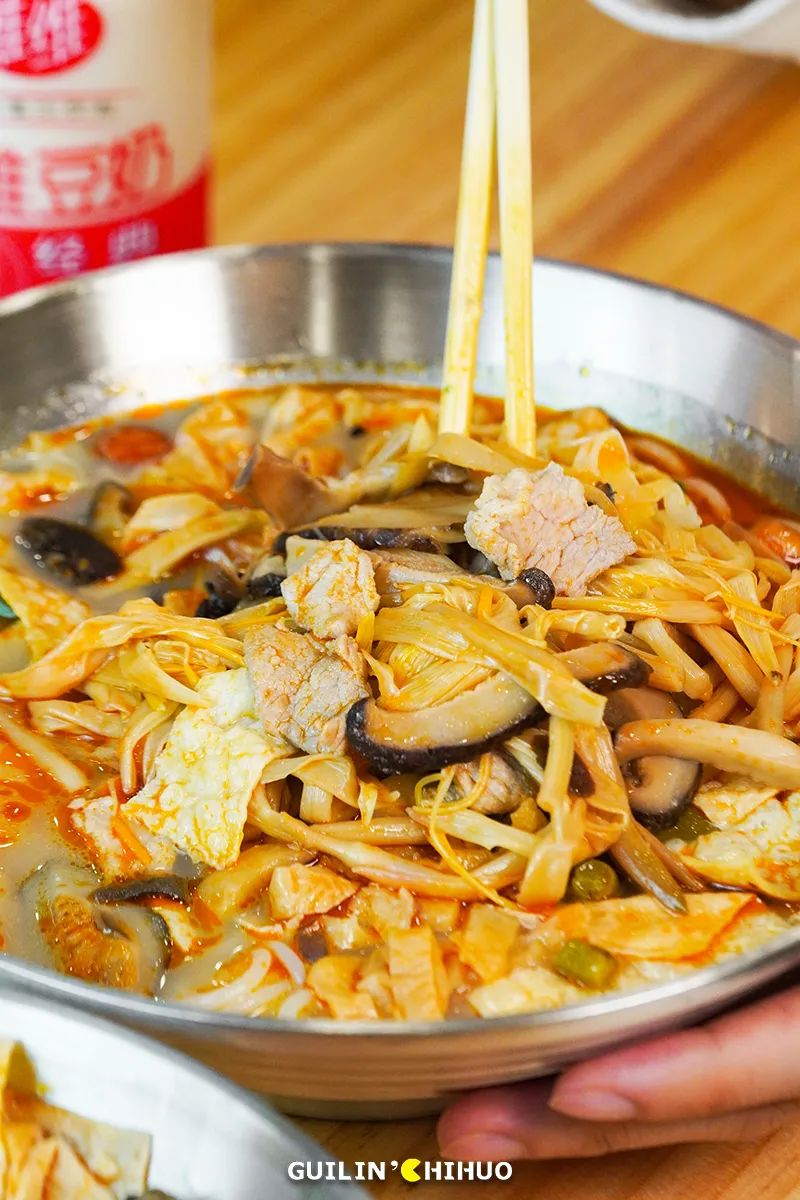 螺蛳粉好吃的秘密就是这碗高汤,煮螺蛳粉的汤第一遍为什么要倒掉