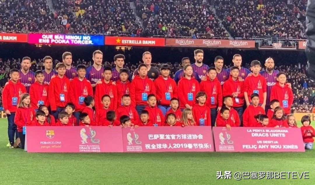 华人小球迷与梅西、苏亚雷斯等巴萨巨星共同庆祝新春佳节