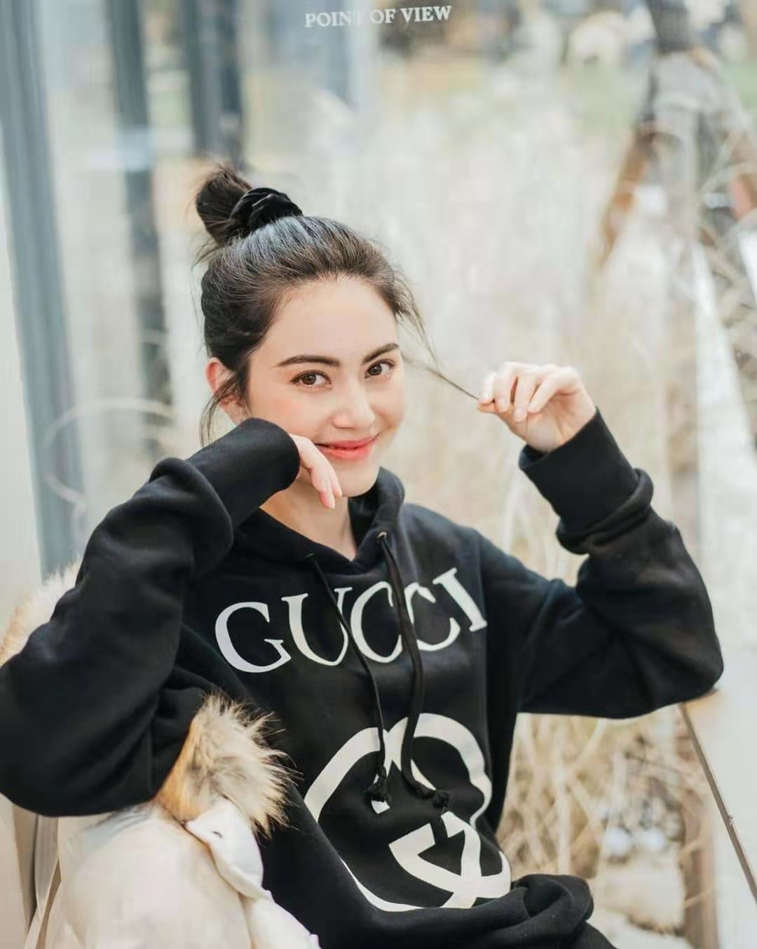 她不愧是泰国最年轻影后，穿衣品味一绝，老气外套都能穿出少女感