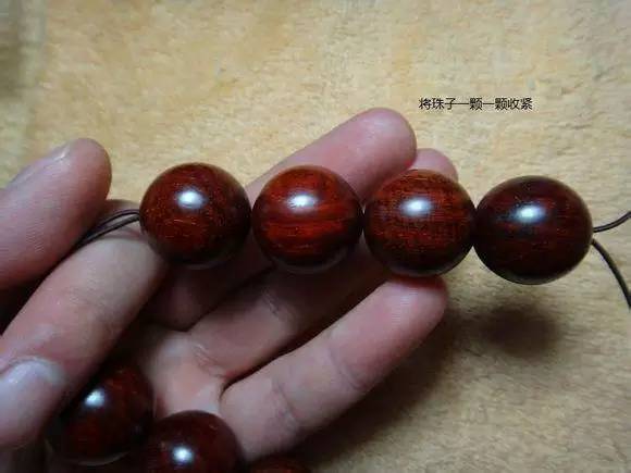 小叶紫檀单圈手串弹力绳打结方法,用弹力绳串小叶紫檀手串的教程