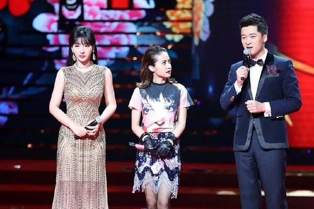 柳岩穿白色蕾丝旗袍的照片,柳岩真的很美吗