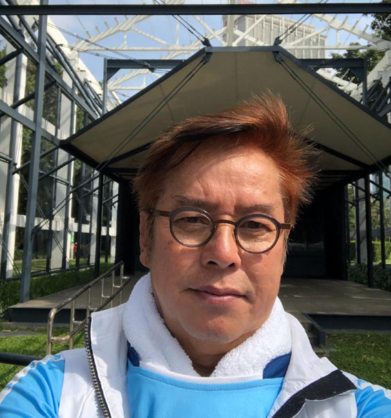 70岁谭咏麟深圳踢球,谭咏麟年轻时踢球视频