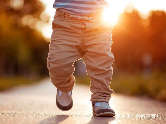 宝宝膝盖后面腿纹不对称怎么回事,新生儿腿纹不对称有必要去医院吗