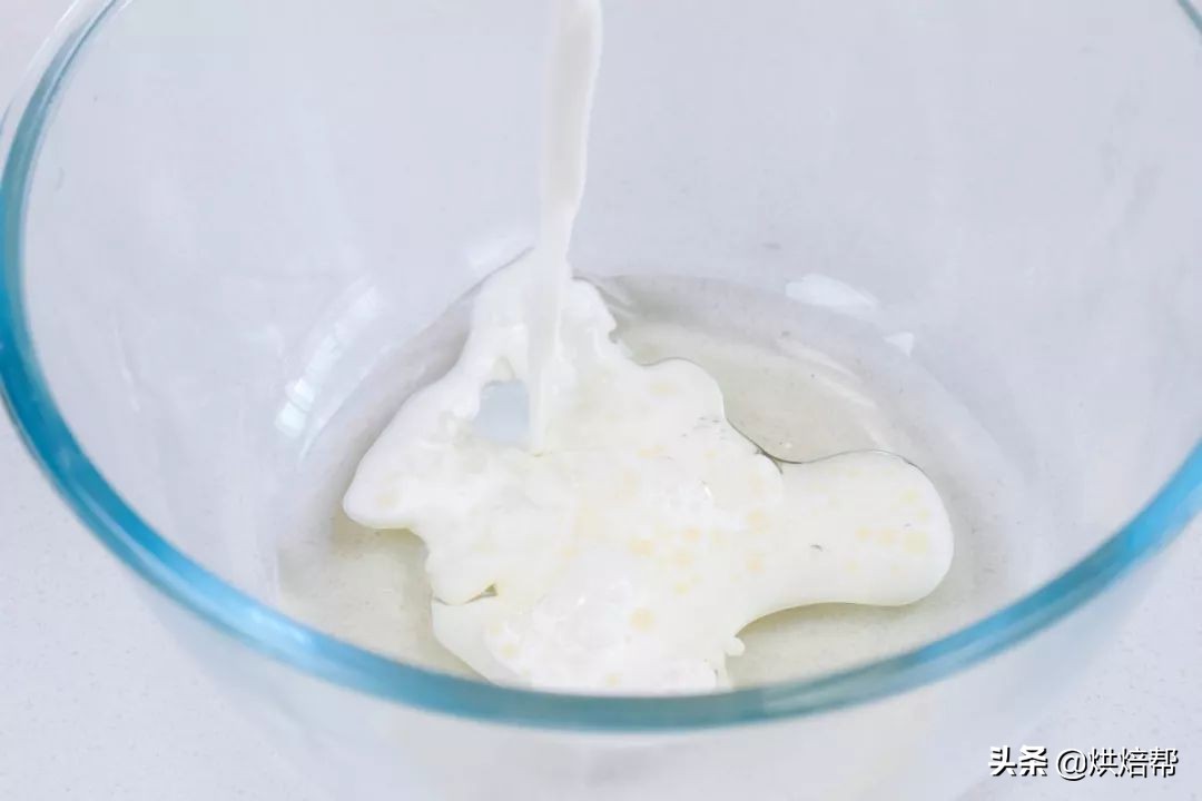 简单蛋糕做法不用牛奶和低筋面粉,1斤面粉加多少鸡蛋和牛奶做蛋糕