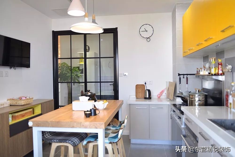 餐厨一体设计让空间显得很宽敞,餐厨客厅一体设计效果图