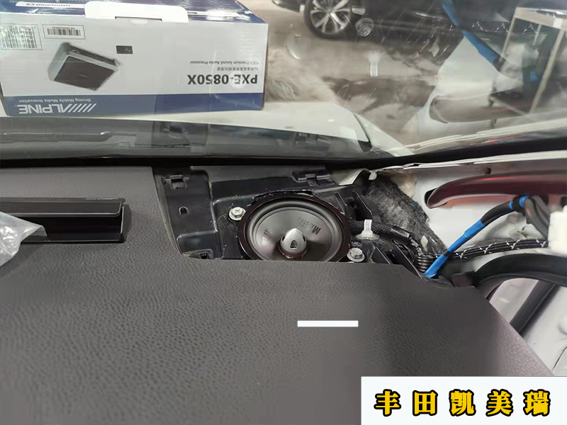 丰田凯美瑞加装低音炮1000左右 (丰田凯美瑞升级原车三分频jbl音响)