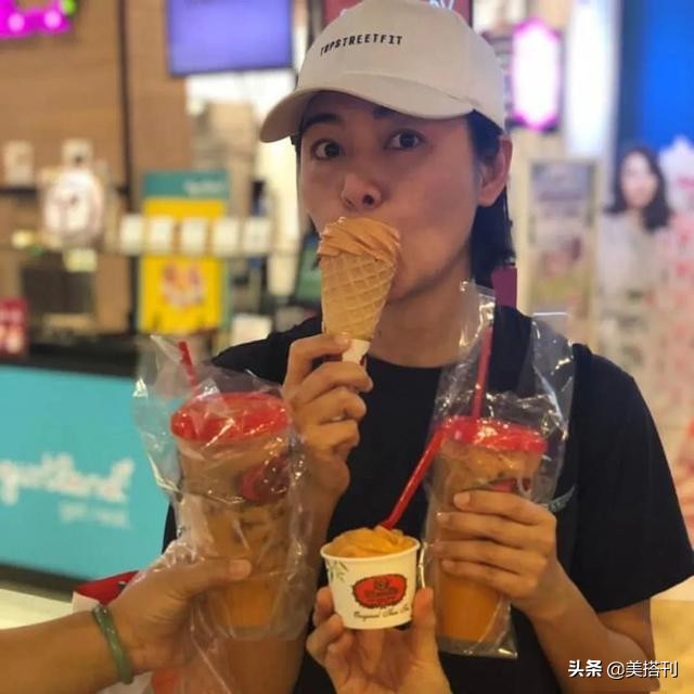 47岁蒙嘉慧状态好真实，素颜和好友像隔辈人，网友：认真老去很美