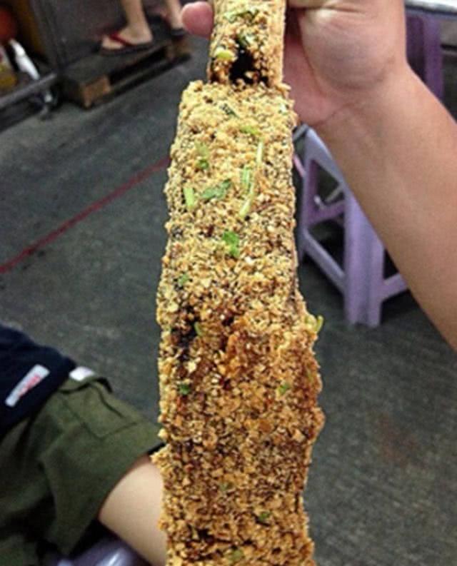 街边卖小吃30元一个日卖200份,12岁小伙夜市摊卖小吃5元一份