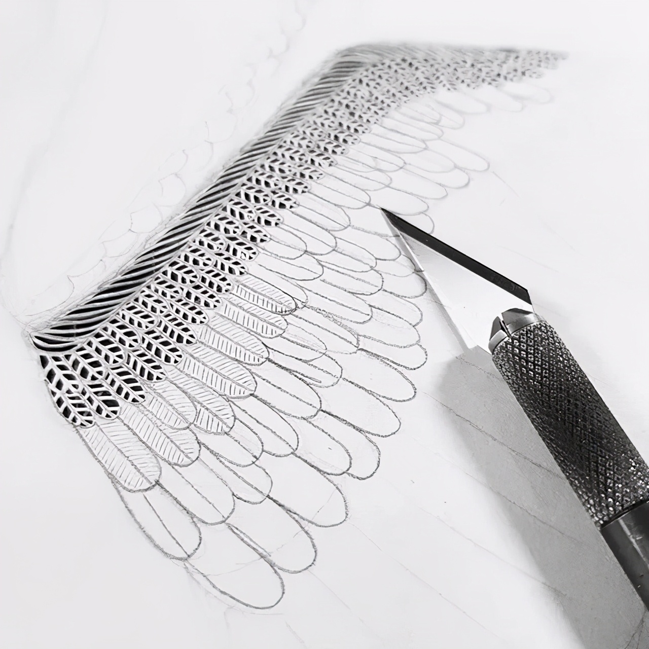 她被称为“刀王”，凭一把破刀，一张破纸，作品征服了全世界