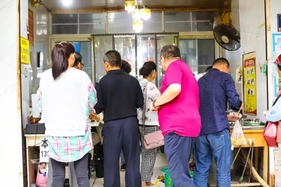 从摆摊到开店，阜阳20多年的早餐店，生意火到老板需要拿话筒喊号