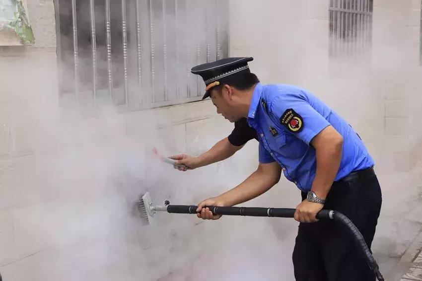 今天，就是要“盘”这些蒙自的城市“牛皮癣”