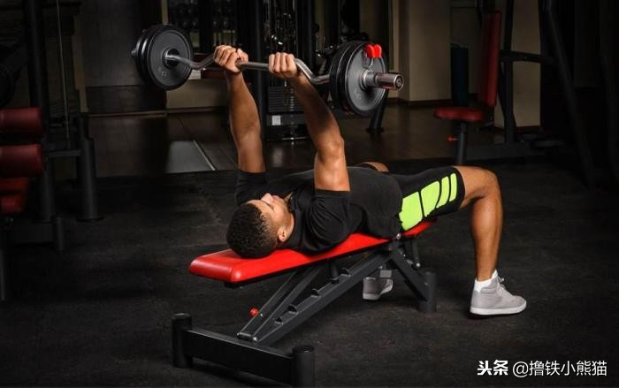 五个动作打造饱满胸肌,男平胸如何用弹力带快速练出胸肌