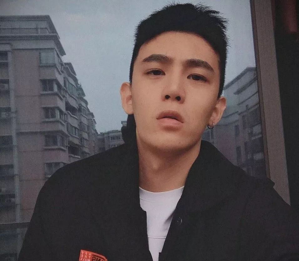 男生发质细软塌适合怎么剪,男生发质自然卷干枯毛躁怎么剪