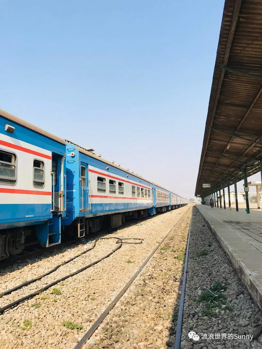 流浪非洲，乘坐中国援建火车去赞比亚，满满的亲切