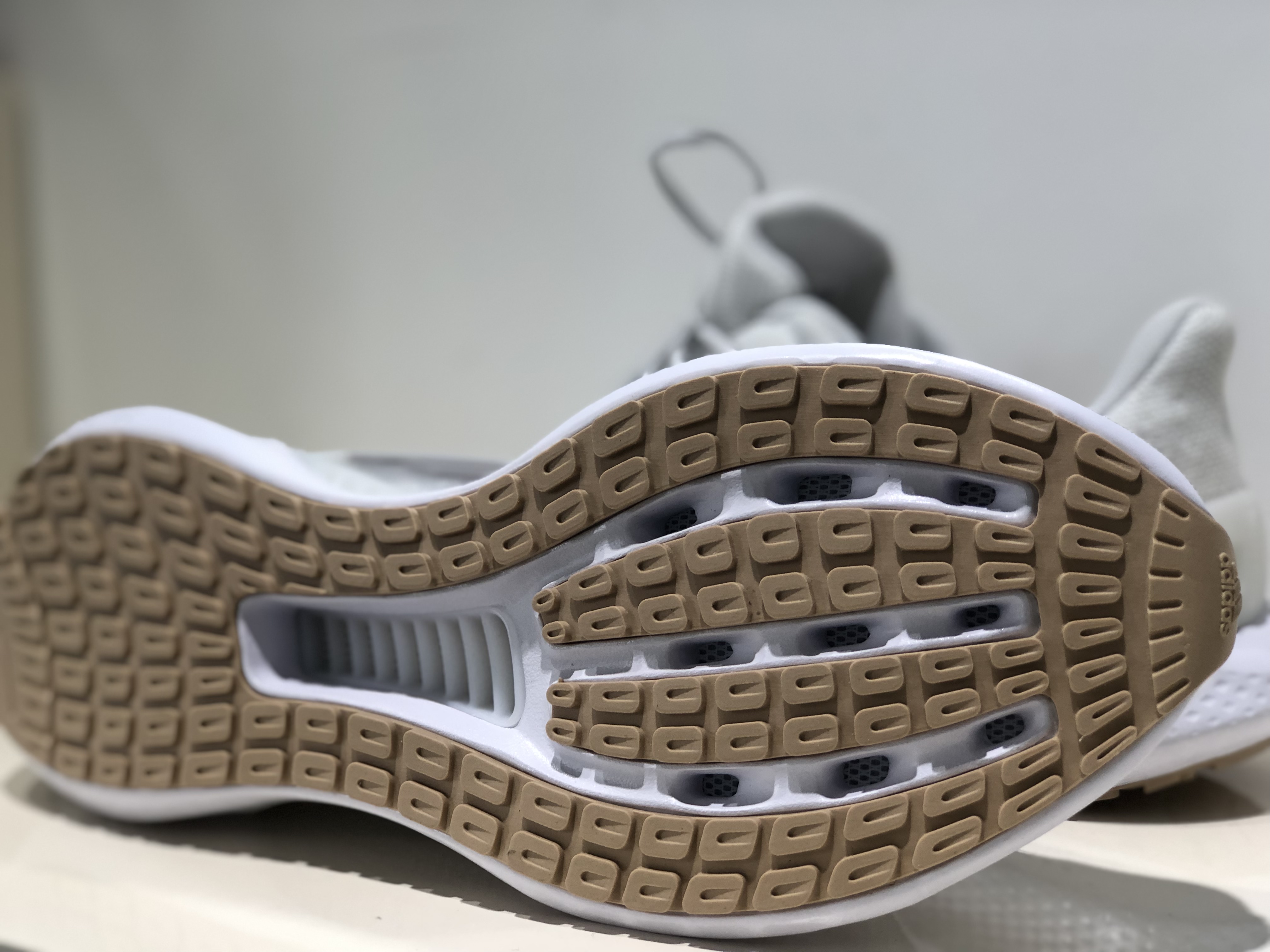 阿迪达斯清风今年新款,阿迪达斯清风跑鞋视频