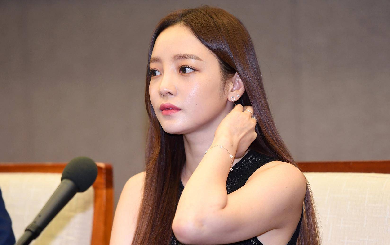 具荷拉因不堪恶言攻击企图自杀未遂，现已脱离生命线仍未恢复意识