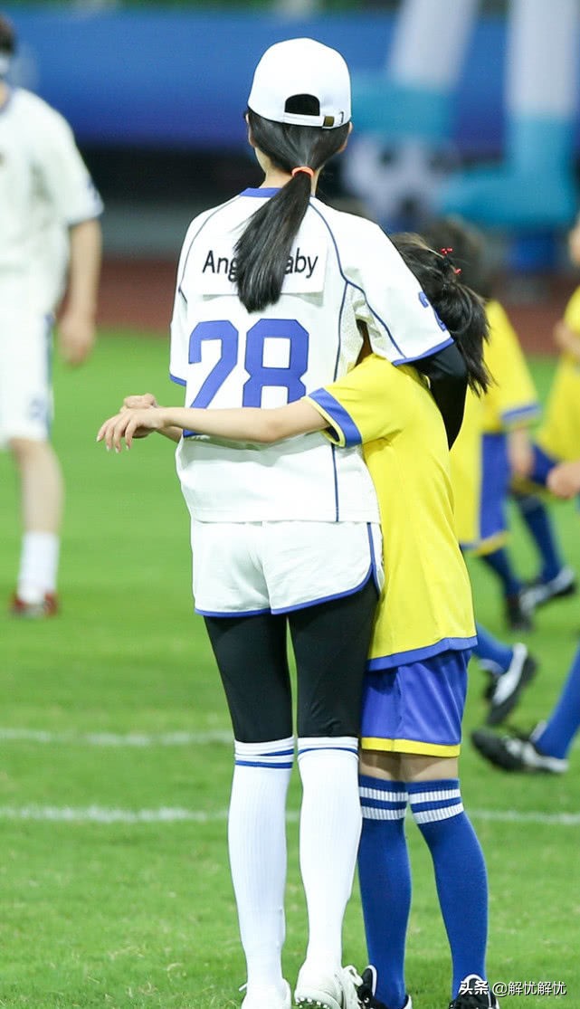 真是服了杨颖，穿“死亡白袜”和小孩踢足球，腿却跟小孩的一样细