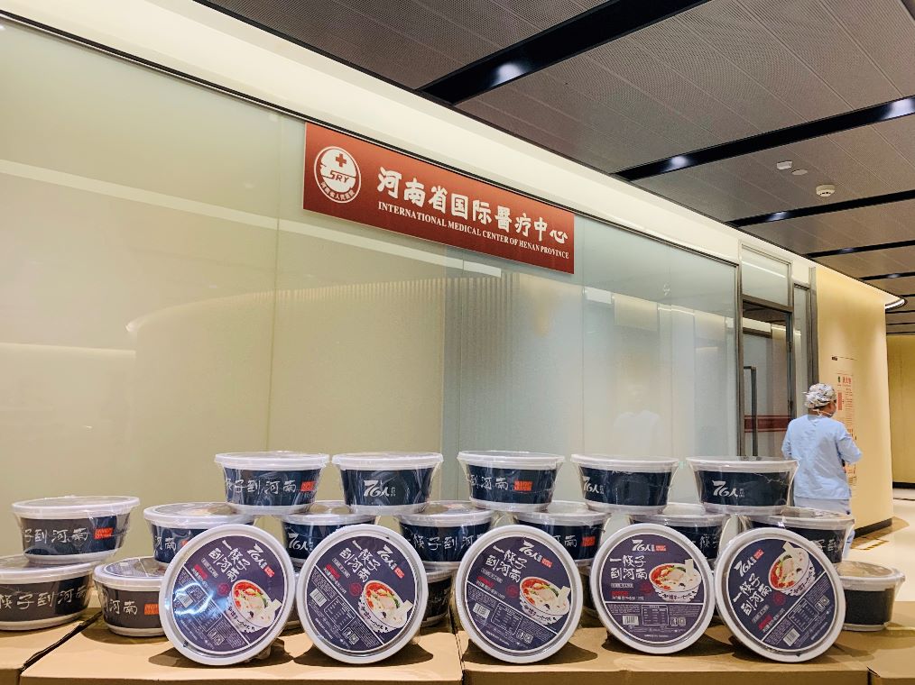 75岁老医生坚守抗疫一线,73岁大爷给抗疫一线奶奶送饭