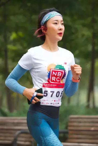 从服务员到好莱坞最红华裔女演员,从服务员到明星