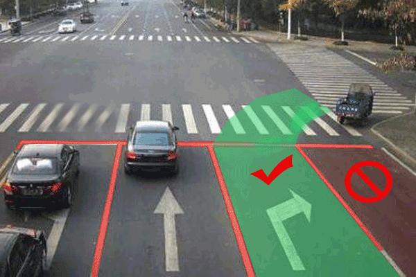 右转红灯交警让走,交警提示红灯时能不能直接右转