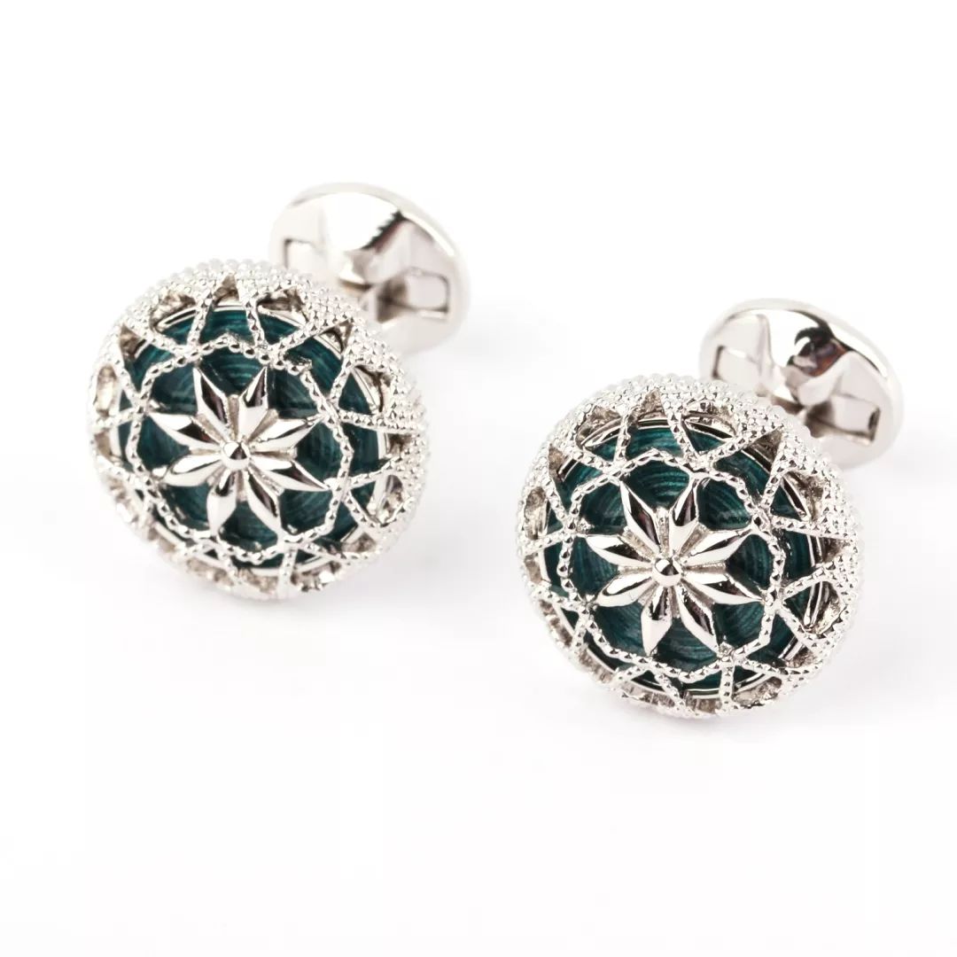 给西装加一条腰带,给西装加盘扣