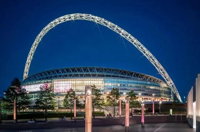 世界顶棚可以开闭的足球场视频,目前有顶棚的足球场有哪些