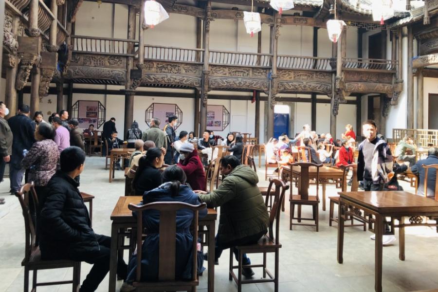 人潮涌动年味十足,人潮很汹涌