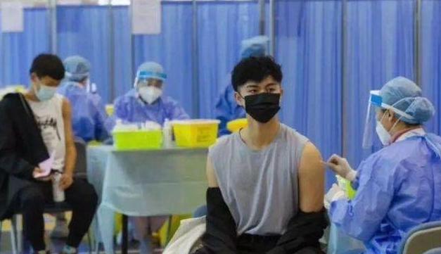 高中体育生“打疫苗”，完美身材太养眼，连老阿姨都心动了