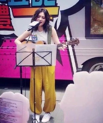 这位出道刚一年的新人歌手，居然有如此好听的歌曲