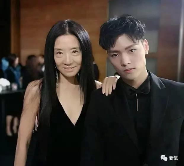 70岁左拥几十亿身家，右拥34岁小鲜肉，堪称邓文迪萧亚轩结合版