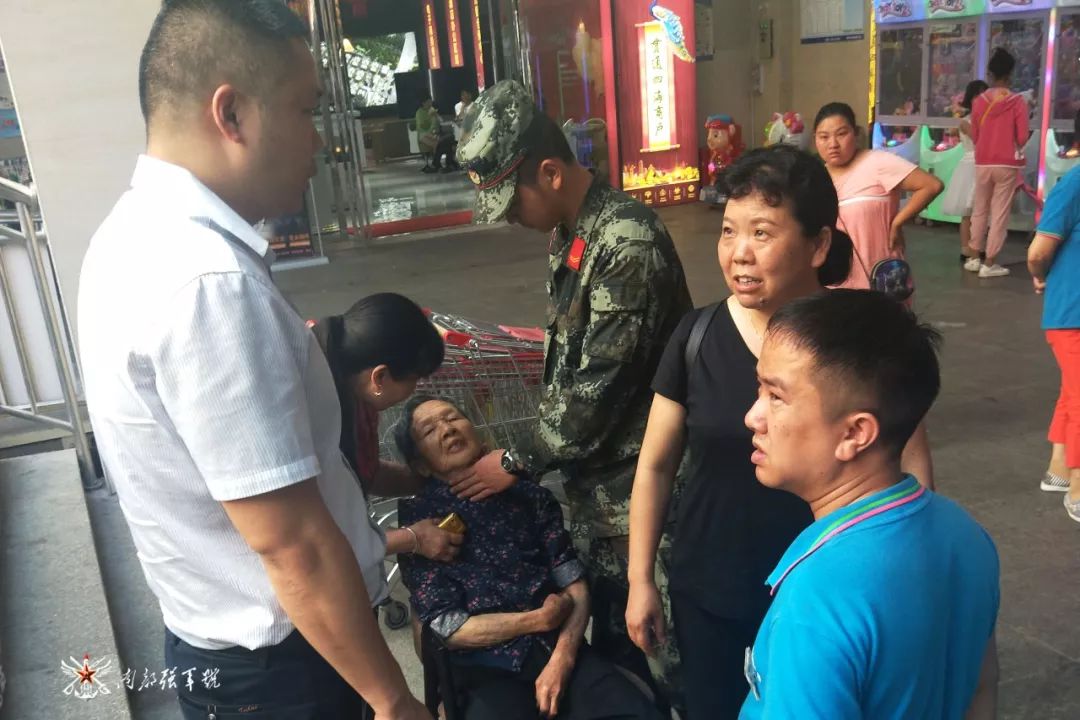 7旬老人醉卧街头民警暖心救援,老人昏厥武警官兵救援